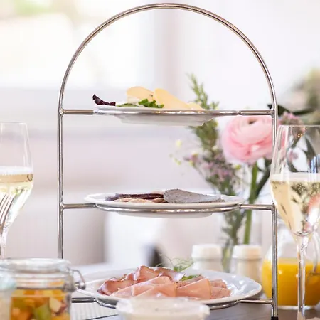 Castell & Restaurant 3*