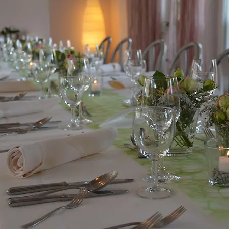 Castell & Restaurant Szálloda