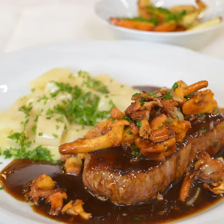 Castell & Restaurant Szálloda 3*