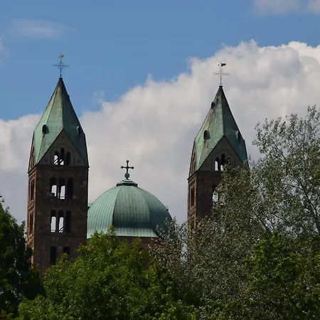 Castell & Restaurant Szálloda